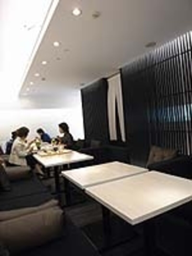 シックでモダンな店内。ソファやクッションも心地いい