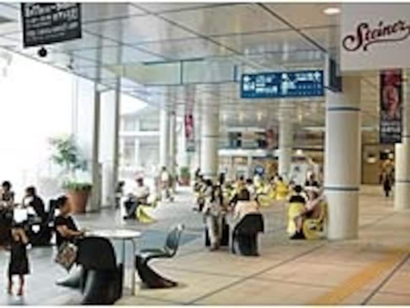 オープンエアの開放感が地下とは思えない「オアシス21」。広場をぐるりと囲んで飲食店や物販店がある