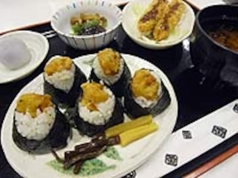 地雷也定食880円は天むす5個に味噌串カツもついてくる。天むすは1個130円。持ち帰りは5個630円