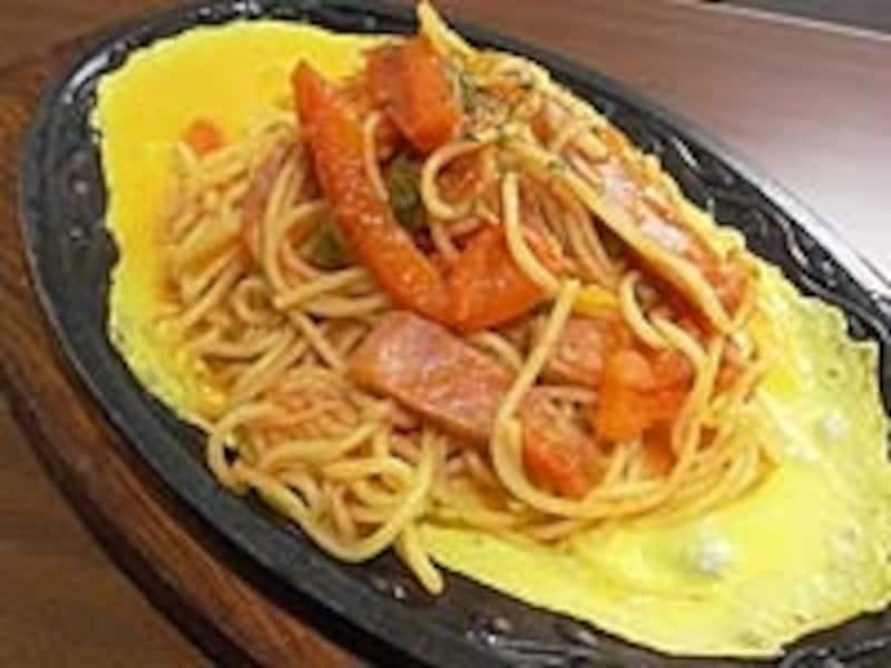 「鉄板のナポリタン」850円。ランチタイムは880円で惣菜、スープ、ドリンクが付く