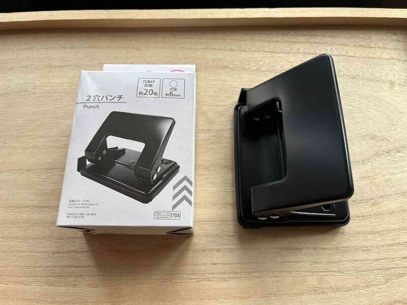 ダイソーの「2穴パンチ（黒、約11.5cm×8.5cm）」