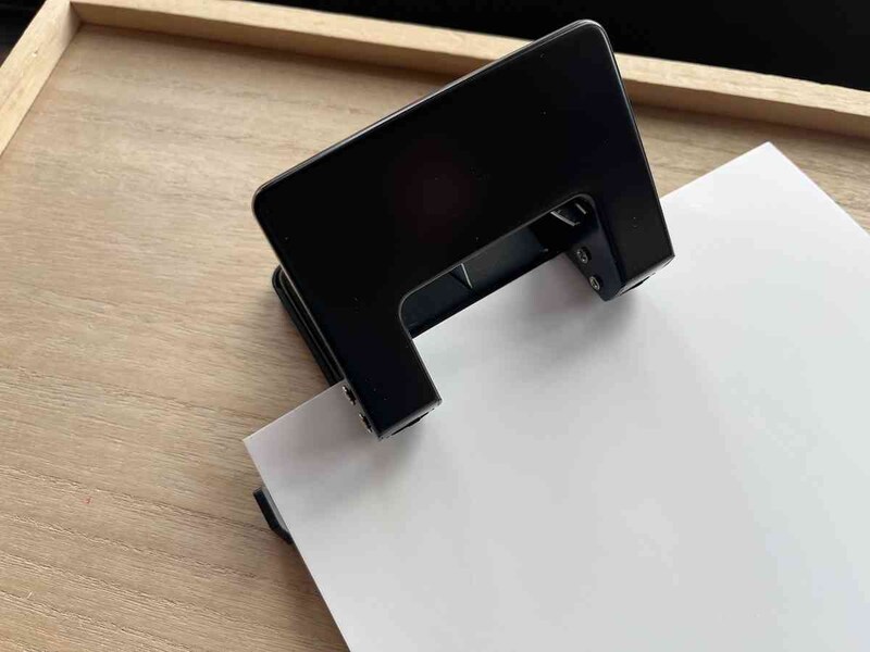 穴の間隔は約80mm