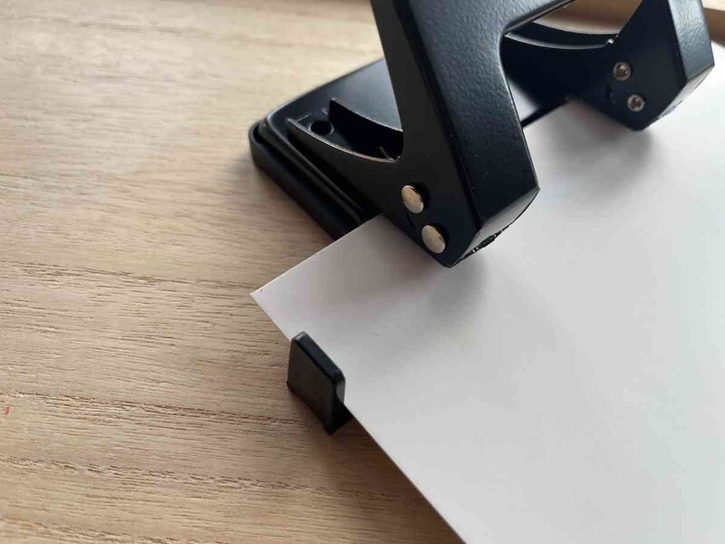 紙をそろえるためのストッパーがついている