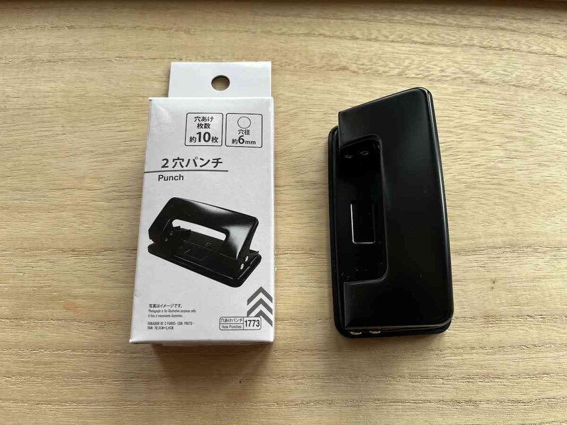 ダイソーの「2穴パンチ（黒、約10.5cm×5.4cm）」