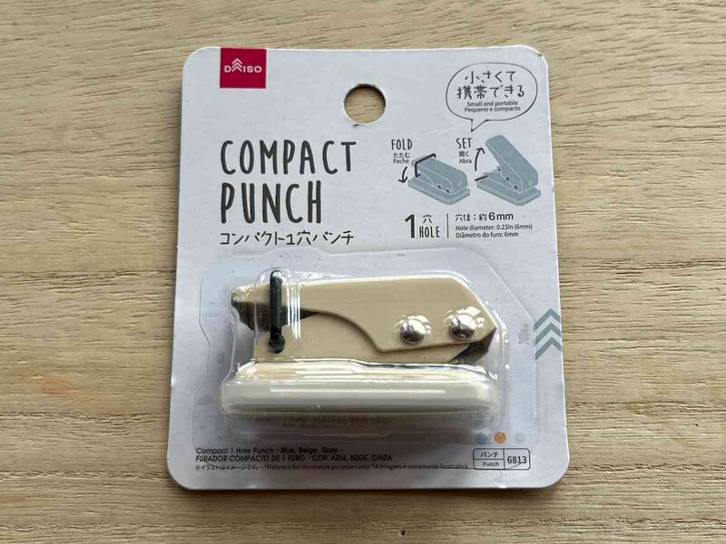 ダイソーの「コンパクト1穴パンチ（ブルー、ベージュ、グレー）」
