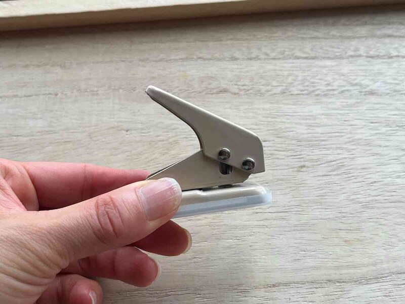 ダイソーの「コンパクト1穴パンチ（ブルー、ベージュ、グレー）」は小さめサイズ