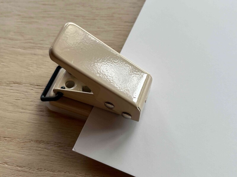 一度に10枚ほどの紙に穴を開けられる