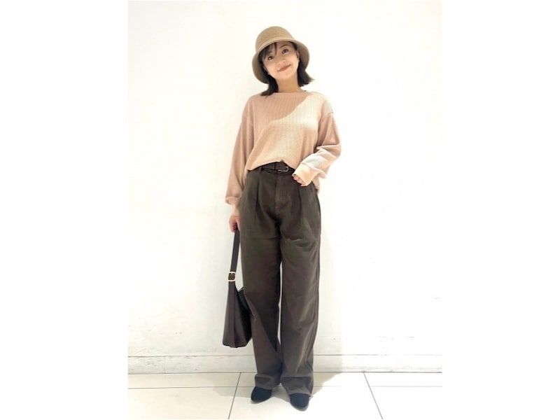 肩を落としてゆるっと着るボーダーTの着こなしがおしゃれ見え  出典：WEAR