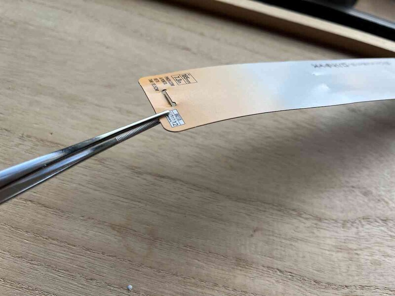 ダイソーの「ピンセット（直型、185mm）」は紙もしっかりとつまめる