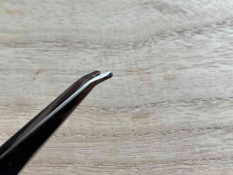 ダイソーの「ピンセット（曲型、先端平型タイプ、125mm）」は先端が平たくなっている