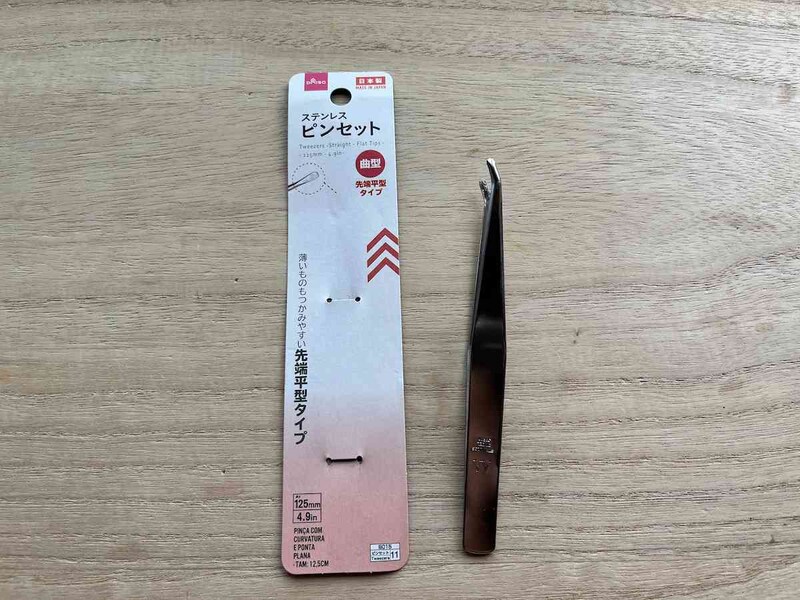 ダイソーの「ピンセット（曲型、先端平型タイプ、125mm）」