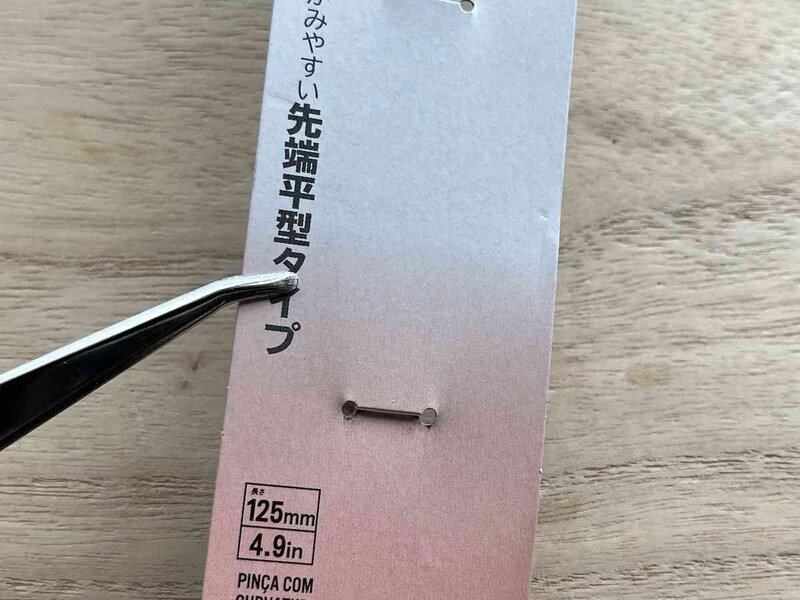 ダイソーの「ピンセット（曲型、先端平型タイプ、125mm）」は押さえ込むようにしてつかむので、落ちにくい