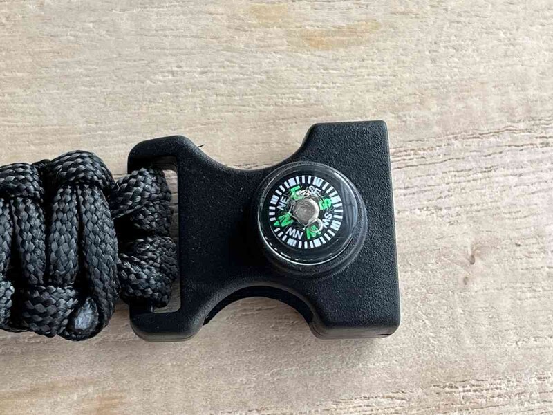 ダイソーの「パラコードブレスレット」はコンパスつき