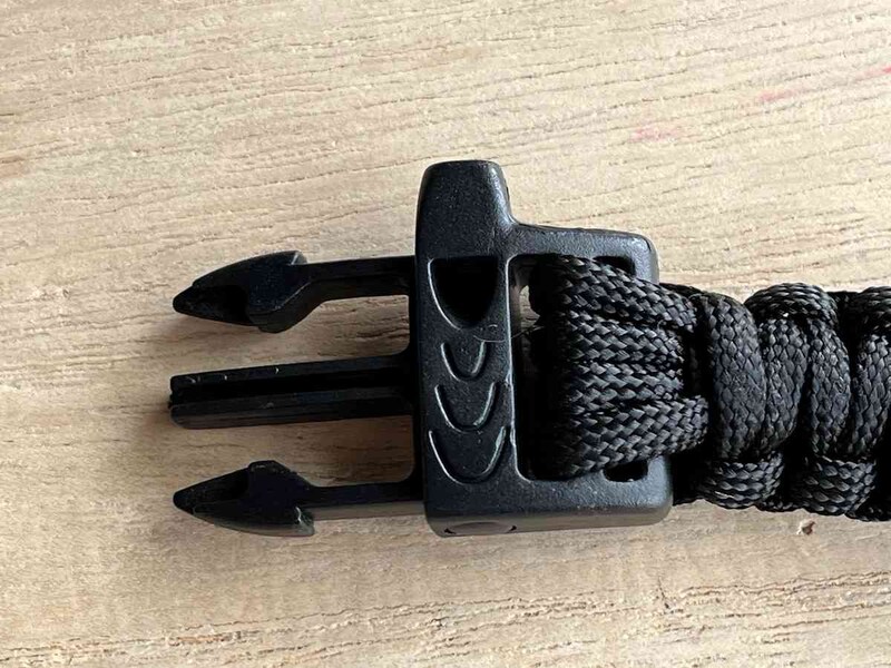 ダイソーの「パラコードブレスレット」は付属のホイッスルでSOSや危険を知らせることができる