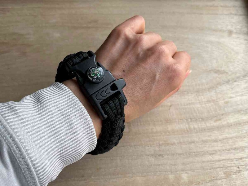 ダイソーの「パラコードブレスレット」は女性は緩め、男性には余裕のあるサイズ感だった