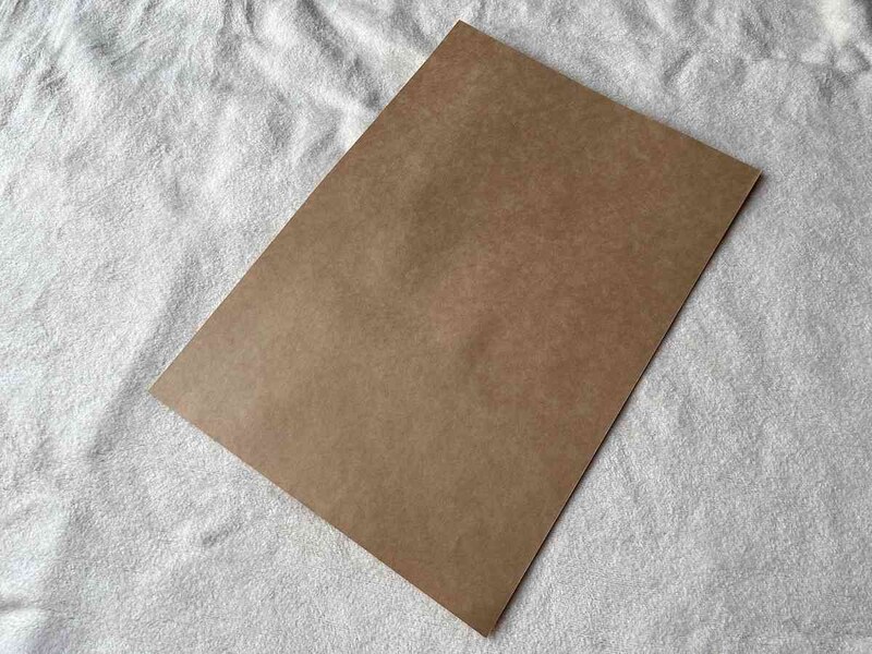 ダイソーの「クラフトペーパー」の1枚のサイズは約363mm×257mm