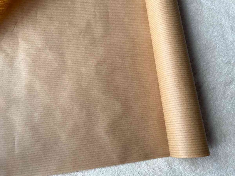 ダイソーの「ラッピングペーパー 無地クラフト」は細い縞模様が入っている