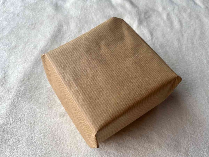 ダイソーの「ラッピングペーパー 無地クラフト」の模様はあまり気にならない