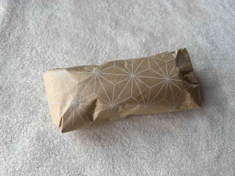 ダイソーの「ラッピングペーパー デザインクラフト」で包むと上品な印象に