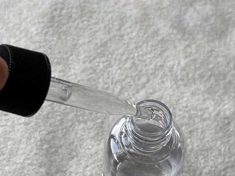 スポイトで液体を吸い上げて、そのままボトルに入れられる