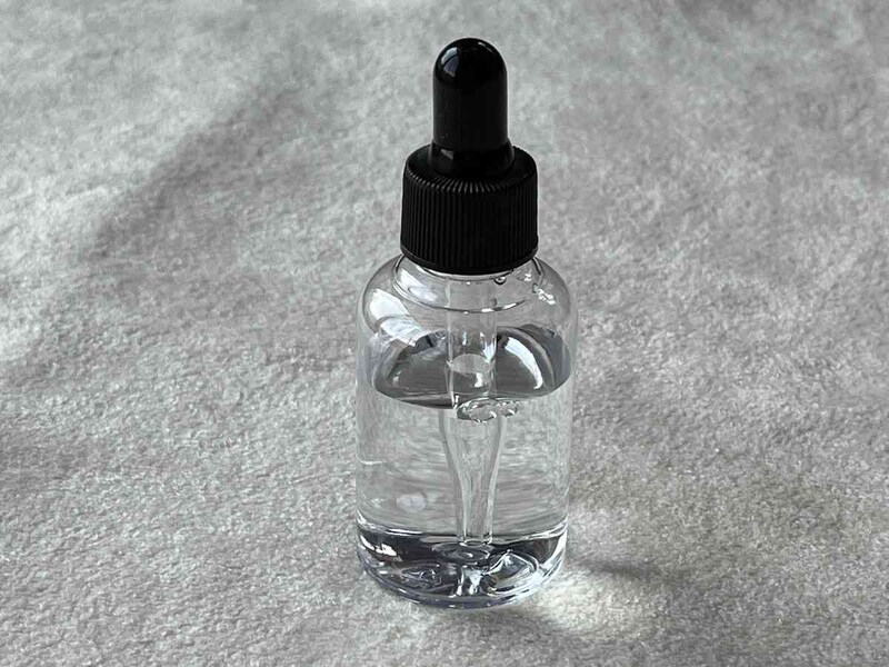 ダイソーの「スポイトボトル」でこぼすことなく液体を移し替えられた！