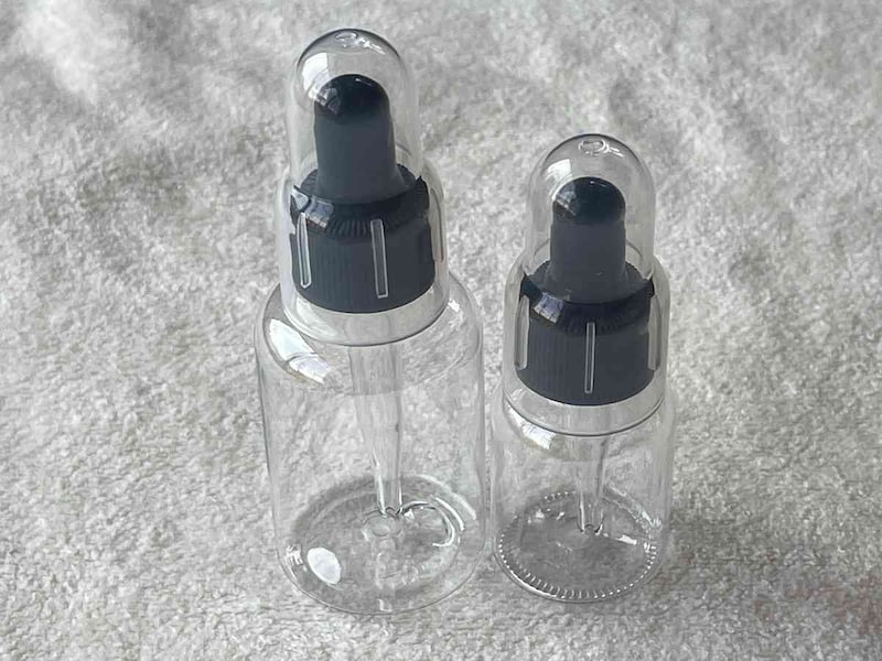 ダイソーの「スポイトボトル 50ml／25ml」のサイズ感