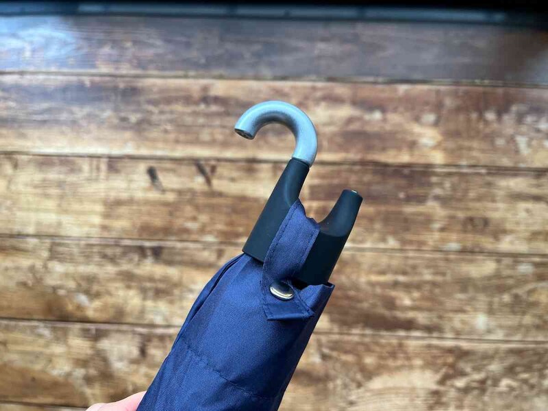 ダイソーの「折りたたみ傘（53cm、カラビナ機能付き）」は持ち手部分が動く