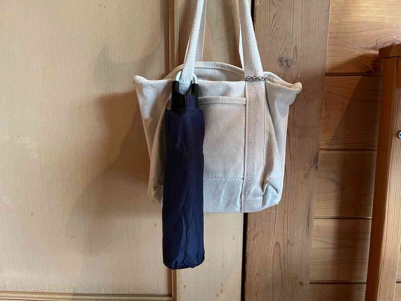 ダイソーの「折りたたみ傘（53cm、カラビナ機能付き）」をバッグに付ければなくすこともなくなる