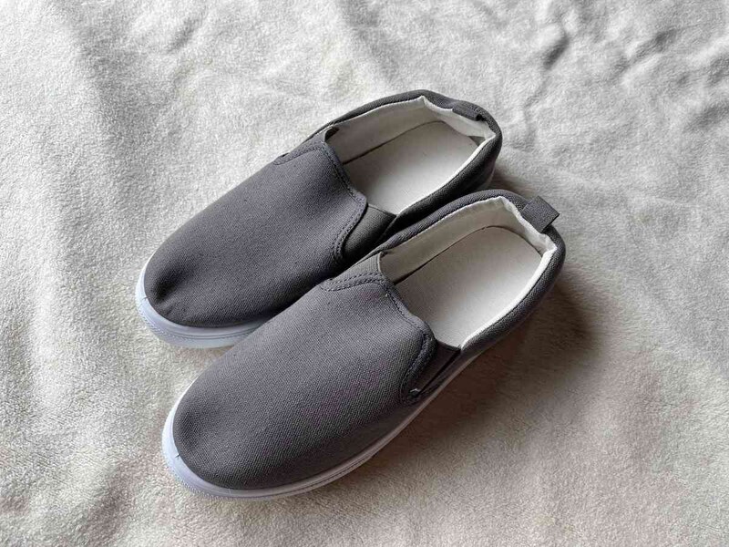 ダイソーの靴「スリッポン」はさまざまなファッションに取り入れやすくておすすめ