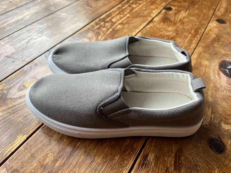 ダイソーの「スリッポン」はシンプルで使いやすいデザイン