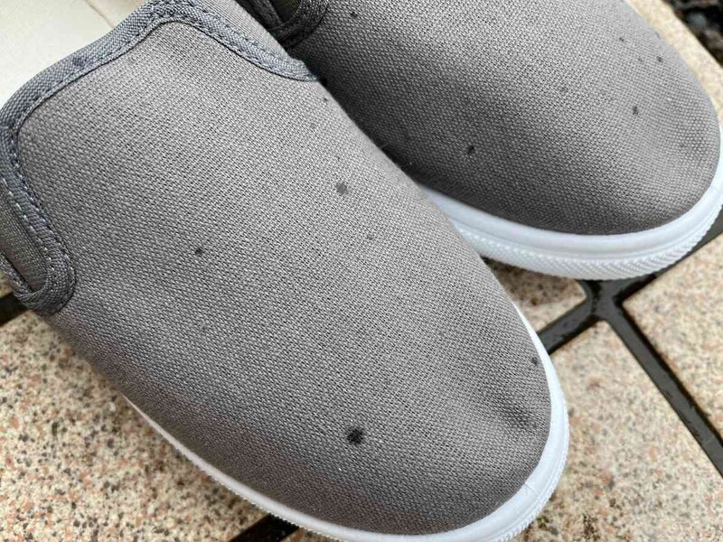 ダイソーの「スリッポン」は撥水性はほとんどないので雨の日には注意