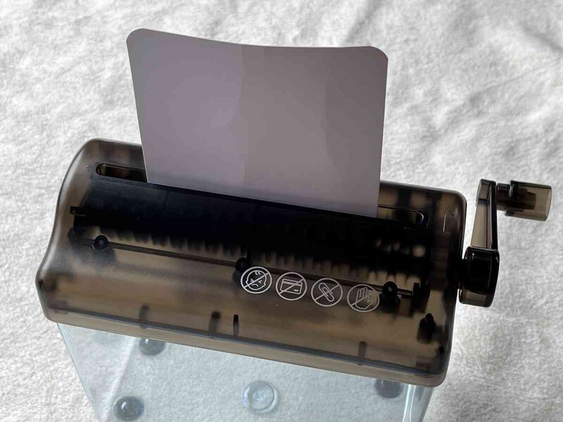 ダイソーの「手動シュレッダー」の投入口に紙を入れる