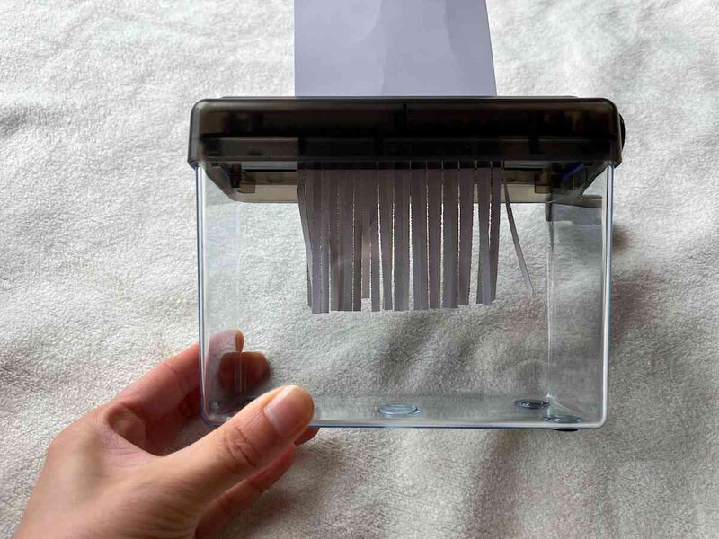 ダイソーの「手動シュレッダー」のハンドルを回すと紙が細く切れている