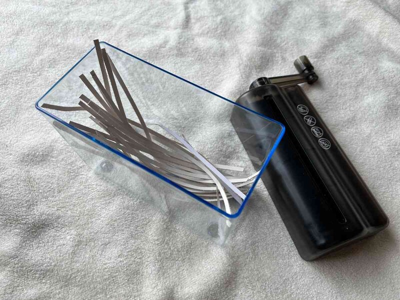 ダイソーの「手動シュレッダー」のふた部分が取れるので、ゴミ捨ても簡単