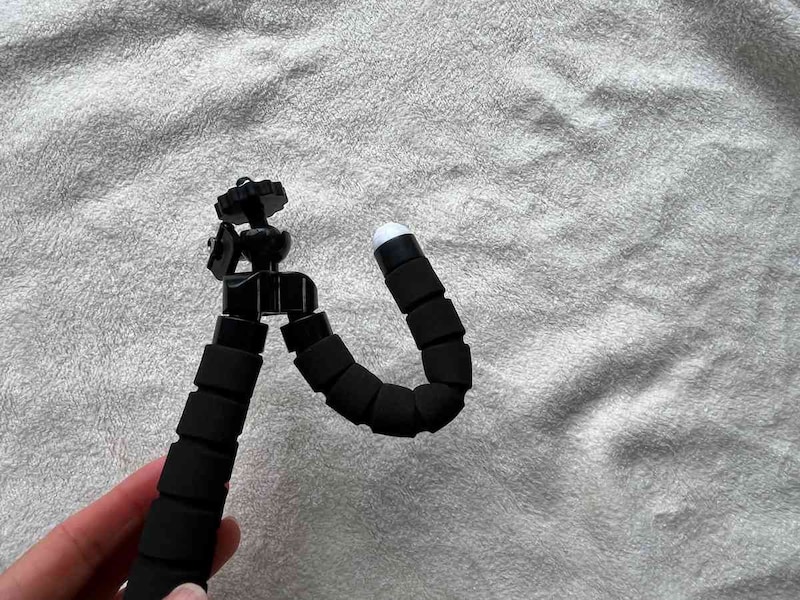 ダイソーの「フレキシブル三脚」は、脚が曲がる