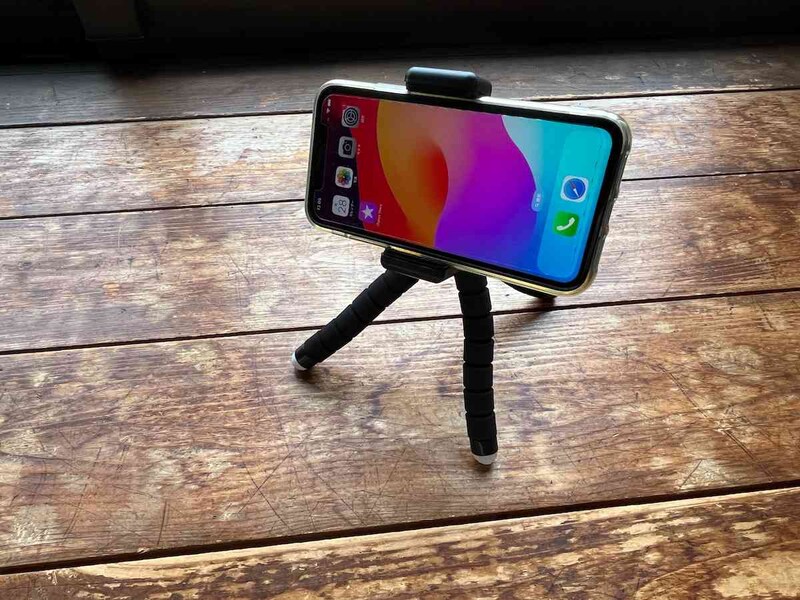 ダイソーの「フレキシブル三脚」は脚がしっかりとしているのでバランスを保てる