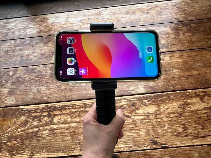 ダイソーの「フレキシブル三脚」は自撮り棒としても使える