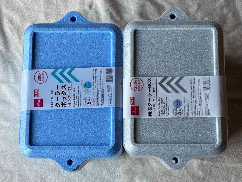 ダイソーの「発泡クーラーBOX（4.8L、グレーカラー）」（右）は「日本製発泡クーラーBOXインナー付」（左）と同じサイズ