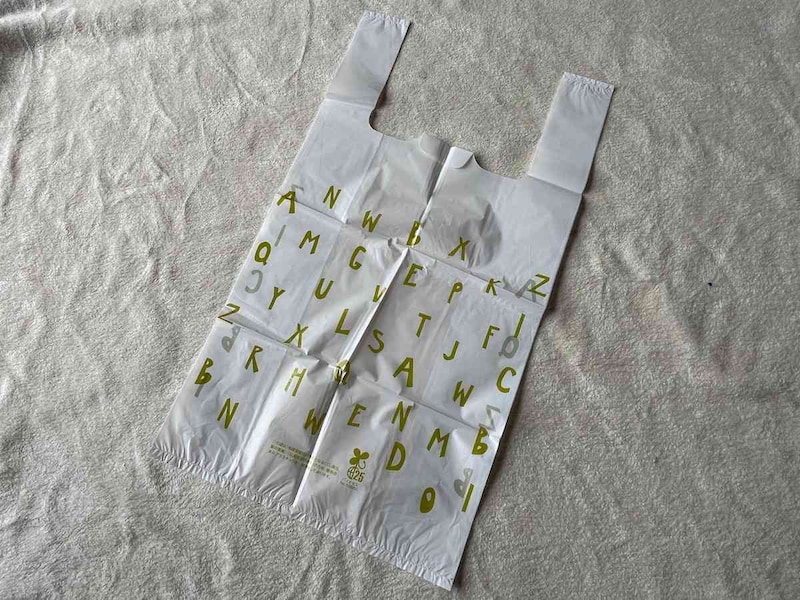 ダイソーの「手提げポリ袋（5L用、バイオマス25％、アルファベット柄）」は模様入り