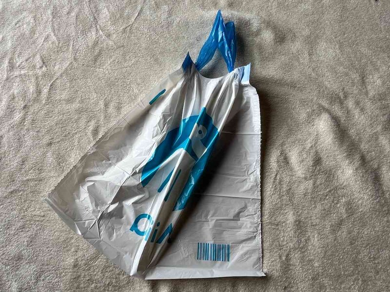 ダイソーの「ひも付きポリ袋（3L用）」のひもを使って、簡単に結べる