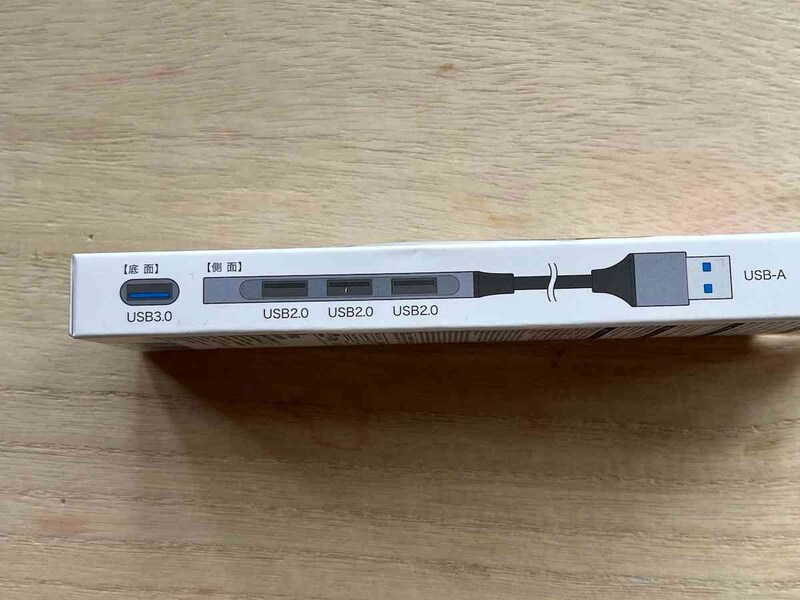 ダイソーの「薄型USB3.0ハブ（USB4ポート）」の側面にはUSB2.0が3つ、底面にUS3.0が1つある