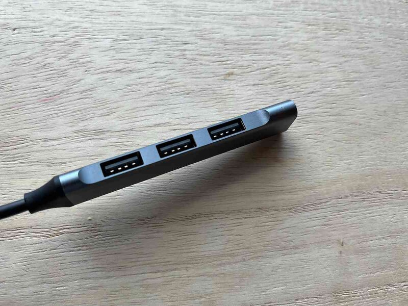 ダイソーの「薄型USB3.0ハブ（USB4ポート）」の側面