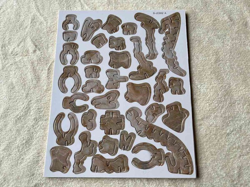 ダイソーの「木製パズル（ステゴサウルス）」は道具を使わずに組み立てていく