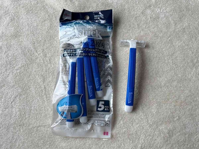 ダイソーの「固定式2枚刃カミソリ」は5本入り