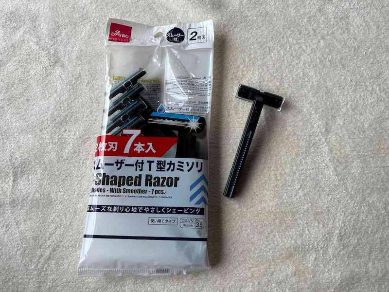ダイソーの「2枚刃スムーザー付T型カミソリ」は7本入り