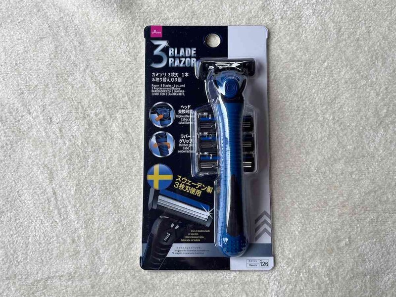 ダイソーの「カミソリ（3枚刃、1本＆取り替え刃3個）」