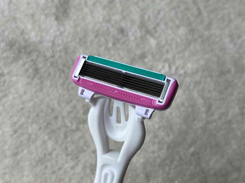 ダイソーの「カミソリ（女性用、6枚刃）」は6枚刃でムダ毛を立たせることができる