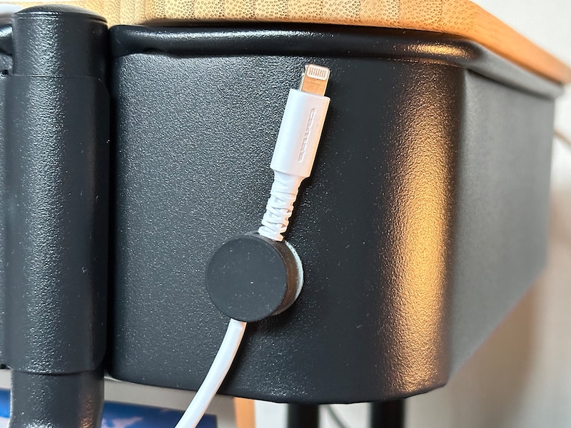 マグネットタイプのケーブルホルダー