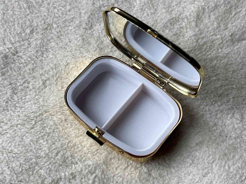 スリーピーの「ミラー付ミニケース、スクエア、A（ティンカー・ベル）」は仕切りによって2つに分かれている