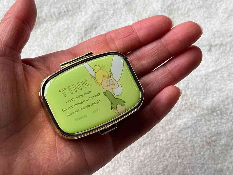 スリーピーの「ミラー付ミニケース、スクエア、A（ティンカー・ベル）」は比較的小さめ